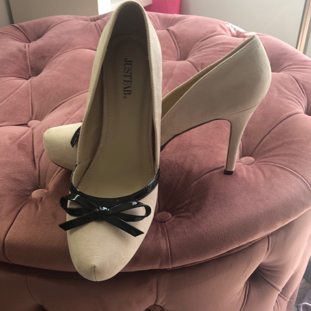 Just Fab - size 9, tan with black bow 3 inch heel